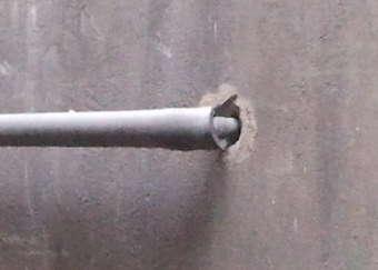 Rostschäden an Heizungsrohren vermeiden - hier: Rostanfällige Mauerdurchführung eines Heizungsrohres (Foto: energie-experten.org)