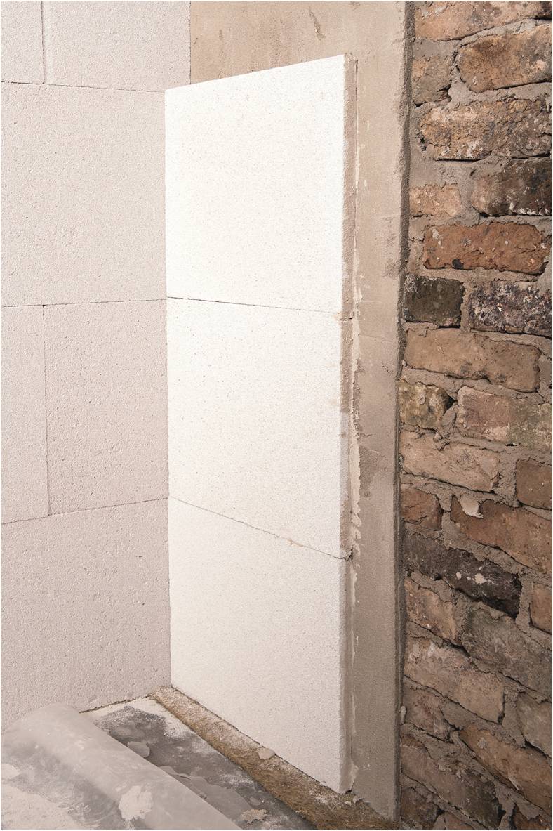 Der mineralische Multipor Dämmkeil reduziert Wärmebrücken im Wand-Deckenbereich und im Einbindebereich von Innenwänden. (Foto: Xella Dämmsysteme GmbH)