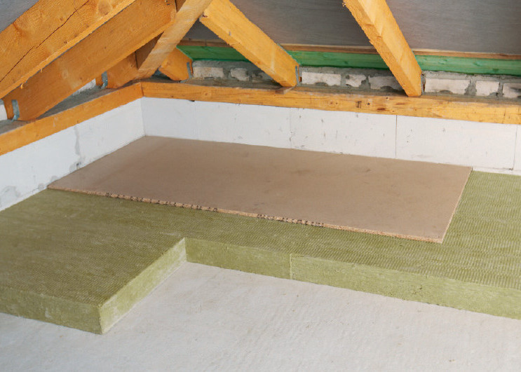 Formstabile Dämmplatten wie die Tegarock Steinwolle-Dämmplatte sind die ideale Unterlage für Beläge aus aus Gipsfaser- oder Holzspanplatten, um ein Dachgeschoss als als Lagerraum begehbar zu machen. (Foto: DEUTSCHE ROCKWOOL Mineralwoll GmbH & Co. OHG)