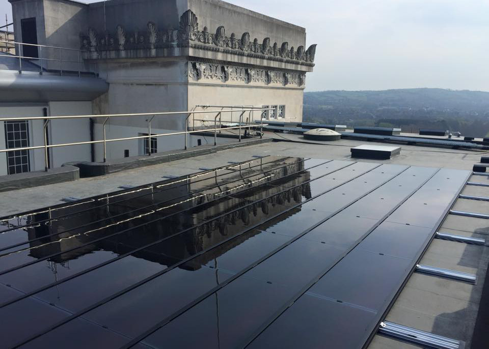 Auf dem Parlamentsgebäude in Belfast wurden 339 Calyxo Dünnschicht-Solarmodule installiert, da sie bei schwachen Lichtverhältnissen und Wolken einen höheren Ertrag als andere PV-Module liefern. (Foto: Calyxo GmbH)