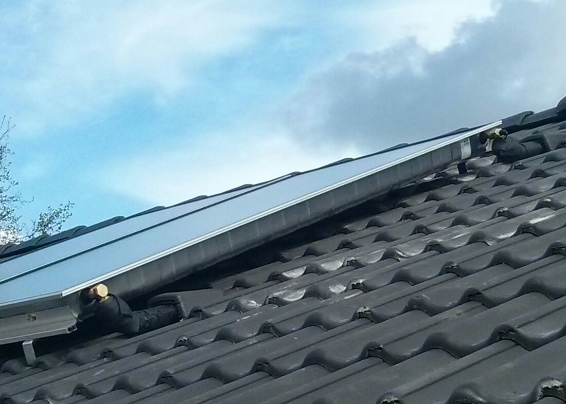 Eine Solarthermie-Anlage wird häufig im Neubau als Aufdachanlage zur unterstützenden Warmwasser-Bereitung genutzt. (Foto: energie-experten.org)