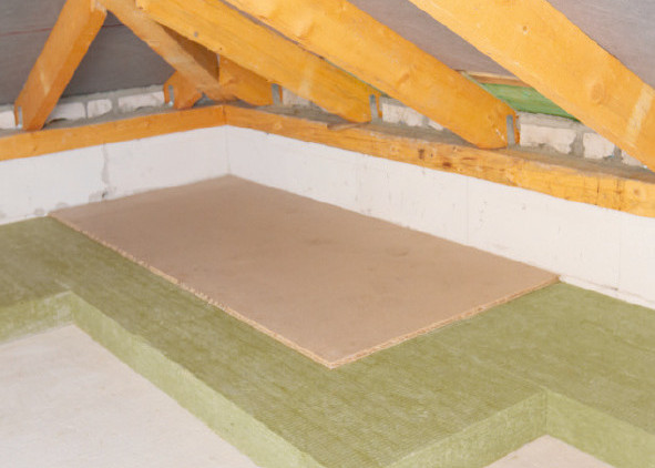 Tegarock L ist eine druckbelastbare Steinwolle-Dämmplatte zur Aufdeckendämmung von Dachböden. Mit Hilfe einer Holzspanplatte ist sie zeitweise begehbar und kann mit leichten Gegenständen belastet werden. (Foto: DEUTSCHE ROCKWOOL Mineralwoll GmbH & Co. OHG)