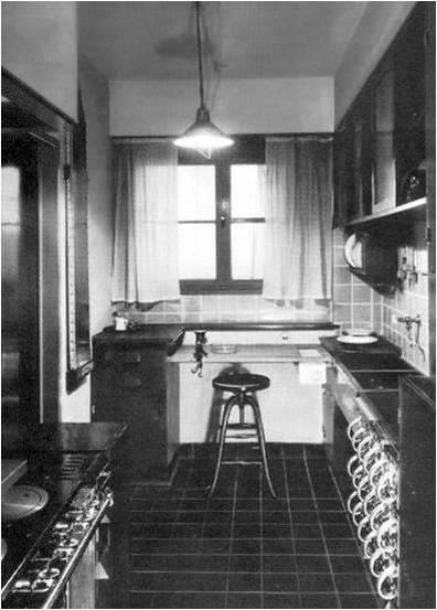 Die „Frankfurter Küche“ gilt als Prototyp der Einbauküche und diente als reine Arbeitsküche mit verbesserten Funktionen zur Lagerhaltung, Kühlung und zum Kochen. (Foto: Arbeitsgemeinschaft Die Moderne Küche e.V. (AMK))