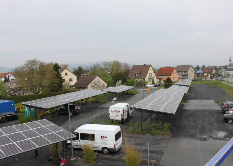 Solar-Carports decken rund ein Drittel des Strombedarfs der Unternehmenszentrale von IBC SOLAR in Bad Staffelstein. (Foto: IBC SOLAR)
