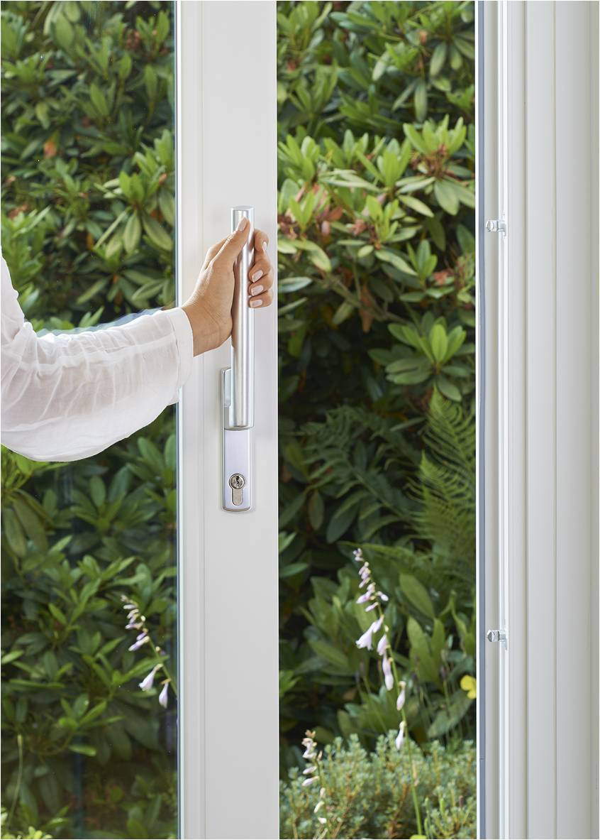 Abschließbare Griffe werden häufig auch zur Sicherung von Außenfenstertüren eingesetzt, um zusätzlichen Schutz zu bieten. (Foto: Verband Fenster + Fassade / SIEGENIA-AUBI KG)