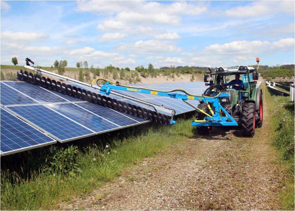 Die Reinigungsbürste „SunBrush mobil“ kann u.a. an Traktoren befestigt werden. Für die Installation der Bürste sind Frontkraftheber notwendig, während am Heck die Wassertanks befestigt werden können. (Foto: Sunbrush mobil GmbH)