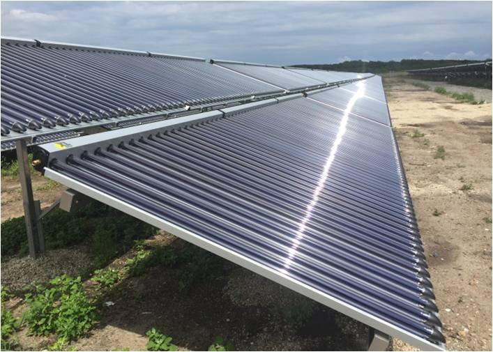 Auch im großen Stil lässt sich Warmwasser solar erzeugen: In Senftenberg speisen eine Solarthermieanlage mit 1.680 Röhrenkollektoren und ein Erdgasheizwerk Wärme in das Fernwärmenetz für über 10.000 Haushalte ein. (Foto: Stadtwerke Senftenberg)