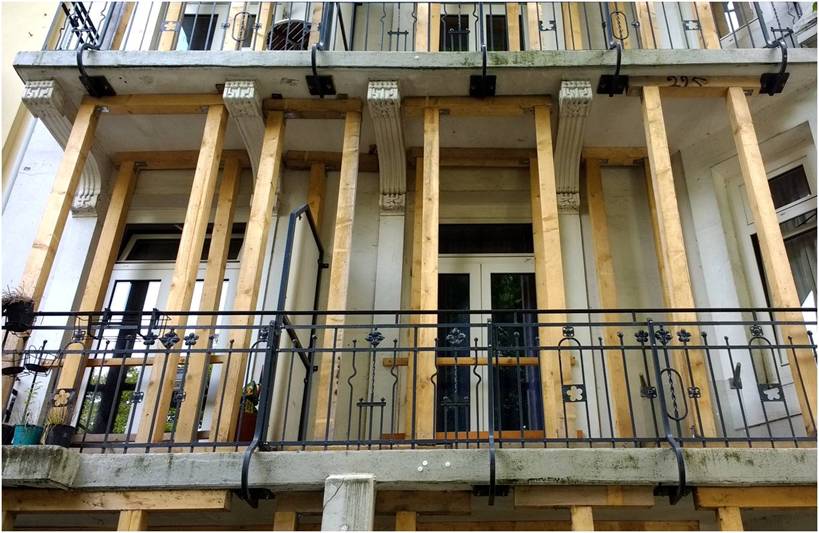 Je nach der Größe der Balkone und der statischen Anforderungen müssen entsprechend viele Holzstützen zur Absicherung der Balkone angebracht werden. (Foto: energie-experten.org)