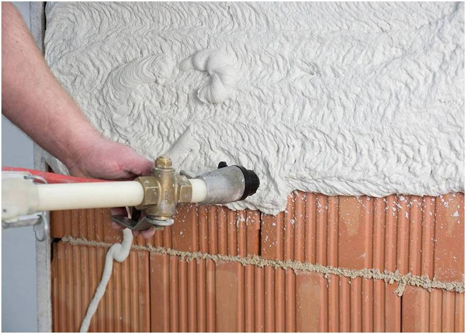 Bei Neubauwänden, z.B. Ziegel, kann HECK AERO iP direkt per Hand oder maschinell und ohne besondere Untergrundvorbereitung auf das Mauerwerk aufgetragen werden. (Foto: HECK Wall Systems GmbH)