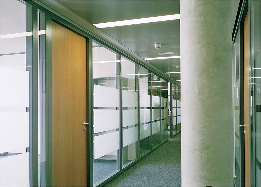 Schaltbare Verglasung als Sichtschutz von Büroräumen (hier: transparent) (Foto: Bundesverband Flachglas (BF) / INTERPANE Glas Industrie)