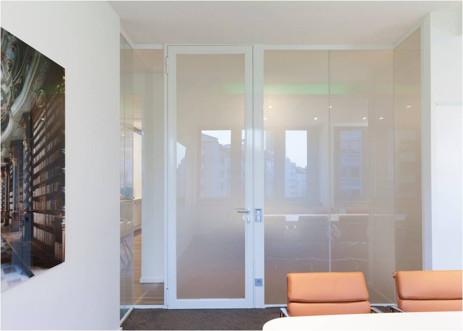 Schaltbare Verglasung als Sichtschutz von Konferenzräumen (hier: undurchsichtig) (Foto: Bundesverband Flachglas (BF) / Saint-Gobain Deutsche Glas GmbH)