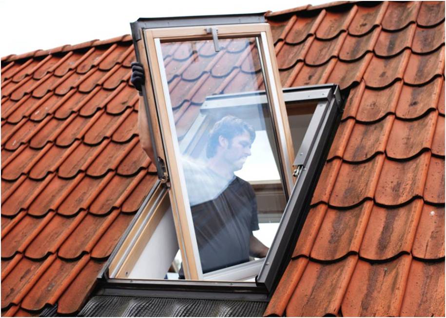 Dachfenster lassen sich von einem Fachhandwerker innerhalb weniger Stunden austauschen. (Foto: Velux Deutschland GmbH)