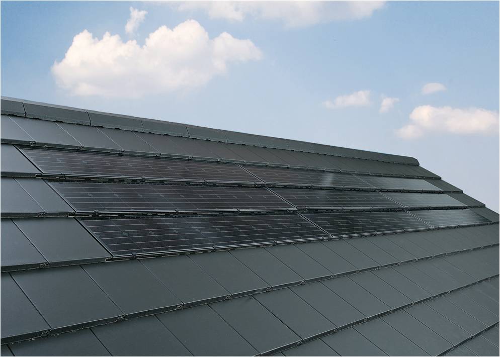 Das Braas Indach-System PV Premium besticht durch in Größe und Farbe aufeinander abgestimmte Ziegel und Solarmodule, sodass sich eine optisch homogene Dachfläche ergibt. (Foto: Braas GmbH)