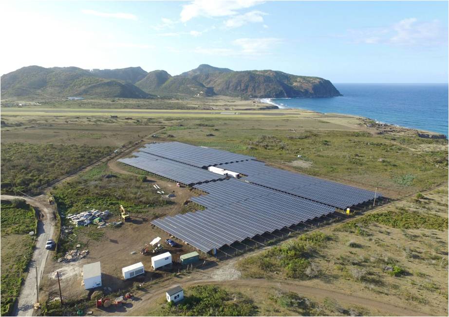 SMA Solar hat auf der Karibikinsel St. Eustatius ein PV-Hybrid-System aus Solarpark, Batteriespeichersystem und Dieselgeneratoren installiert, das eine nachhaltigere Energieversorgung der Insel ermöglicht. (Foto: SMA Solar Technology AG)