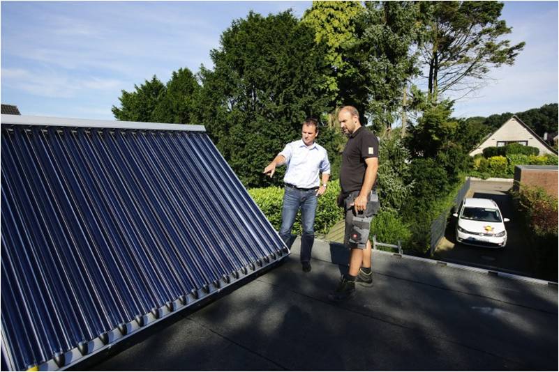 Carsten Mönkemeyer (links), Teilnehmer des Praxistests Solarthermie (Foto: www.co2online.de / Alois Müller)