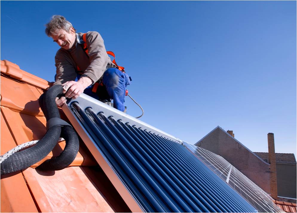 Solar-Kollektoren können den gesamten Warmwasser-Bedarf im Sommer decken. (Foto: Bundesverband der Deutschen Heizungsindustrie e.V. (BDH), Köln)