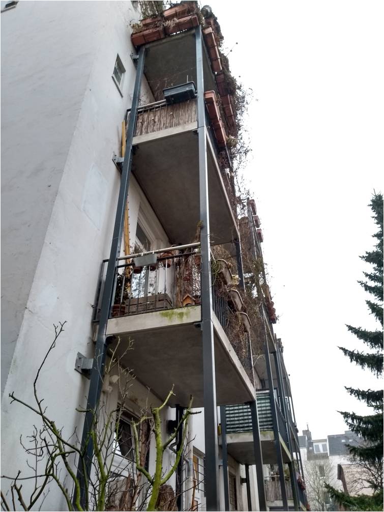 Hier sehen Sie ein Bild eines Vorstellbalkons, der auf vier Stützpfeilern steht, die die komplette Tragkraft des Balkons aufnehmen. (Foto: energie-experten.org)