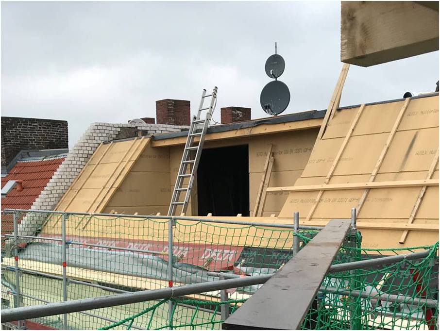Sanierung eines Berliner Daches mit feuchtevariabler Dampfbremse und ökologischen GUTEX Dämmstoffen im Gefach. (Foto: GUTEX Holzfaserplattenwerk H. Henselmann GmbH & Co. KG)