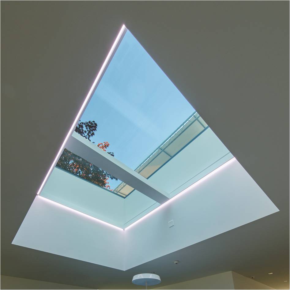 Lichtbänder im Dach spenden viel Tageslicht. (Foto: Verband Fenster + Fassade / HP Gasser AG)