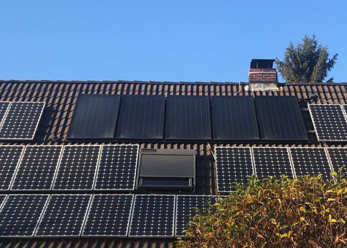 Solar-Rollladen eignen sich ideal für die Renovierung von z. B. Dachräumen, da kein zusätzlicher Stromanschluss und damit weitere Elektro-Arbeiten und Kosten nötig sind. (Foto: energie-experten.org)