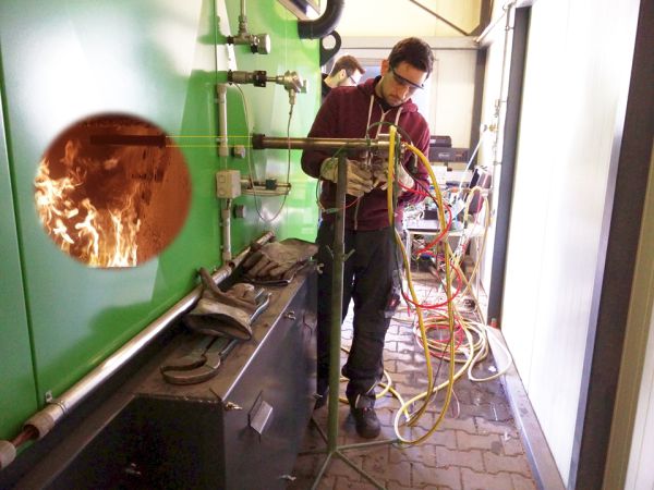 Räumlich aufgelöste Strahlungsmessung im Feuerraum durch den Einsatz einer wassergekühlten Messlanze des LEAT (Quelle: Fraunhofer UMSICHT, RUB-LEAT)