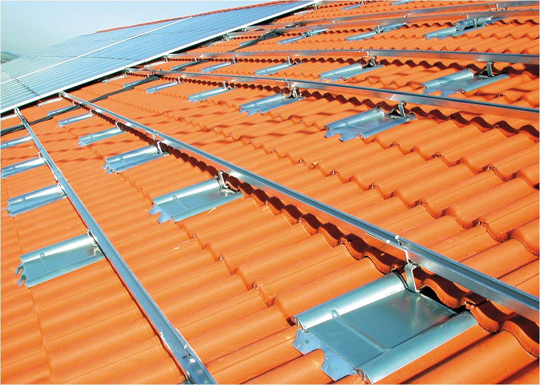 Hier sehen Sie ein Bild der Metalldachplatte von Marzari Technik, die auf den bestehenden Dachziegel aufgesetzt wird.