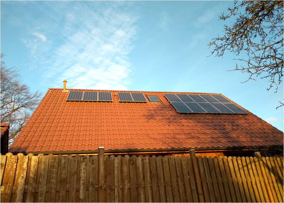 Eine Verschattung der Solaranlage kann den PV-Ertrag deutlich mindern. Ist ein Baum des Nachbarn ursächlich, führt dies häufig zum Streit, wenn dieser den oder die Bäume nicht zurückschneiden möchte (Foto: energie-experten.org).