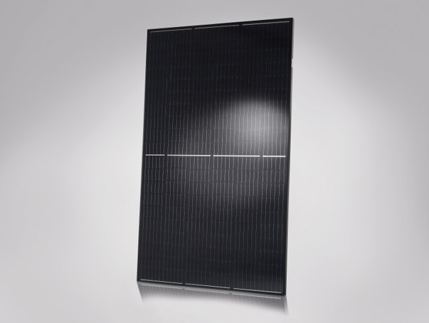 Das Q.PEAK DUO BLK-G5 ist ein komplett in schwarzer Optik gehaltenes Solarmodul auf Halbzellenbasis mit bis zu 320 Watt. (Foto: Hanwha Q Cells)