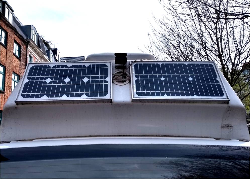Sehr beliebt bei Outdoor-Freunden: Kleine Solarmodule am Wohnwagen, Wohnmobil oder Camping-Bus (Foto: energie-experten.org)