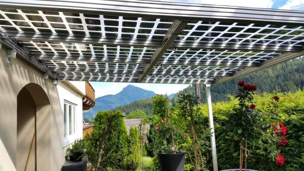 Almaden Europe bietet Terrassenüberdachungen mit Doppel-Glas PV Modulen als flexible Selbstbausätze auf Basis einer Alu-Profil-Konstruktion an. (Foto: Almaden Europe GmbH)