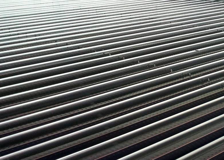 Nahaufnahme eines Vakuumröhrenkollektors einer großen thermischen Solaranlage auf einem Flachdach (Foto: energie-experten.org)