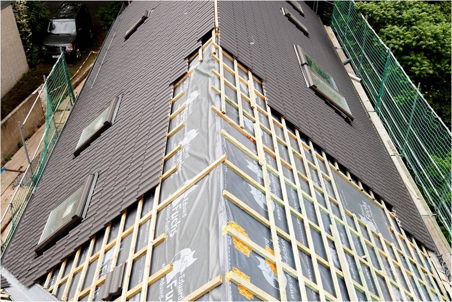 Dacheindeckung auf den Dachlatten (Foto: Deutsche ROCKWOOL Mineralwoll GmbH & Co. OHG)