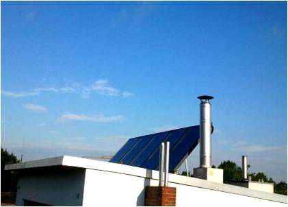 Solarthermie-Flachkollektor aufgeständert auf einem Flachdach (Foto: energie-experten.org)