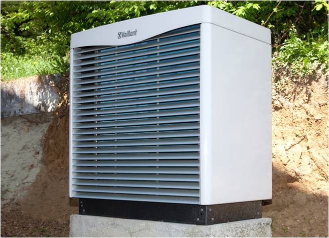 Außenaufgestellte Luftwärmepumpe eines Plusenergiehauses von Vaillant, die weitestgehend mit PV-Strom selbst versorgt wird. (Quelle: BWP)