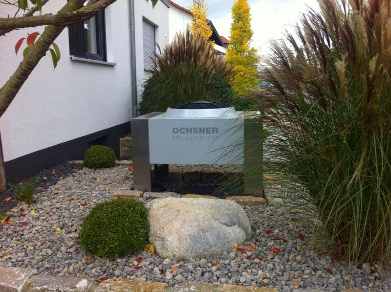 Außenaufstellung einer Ochsner "Millennium" Luft/Wasser-Wärmepumpe in einem Vorgarten eines Einfamilienhauses (Foto: energie-experten.org)