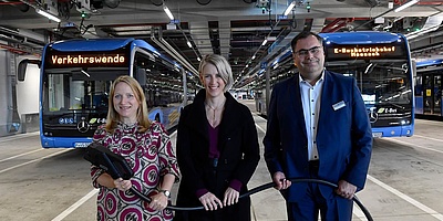 Hier sehen Sie von links Daniela Kluckert, Katrin Habenschaden und Ingo Wortmann bei der Einweihung des E-Busbetriebshofs Moosach