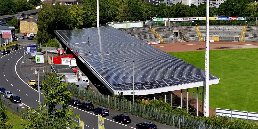Hier sehen Sie die Solaranlage auf dem Leimbachstadion in Siegen