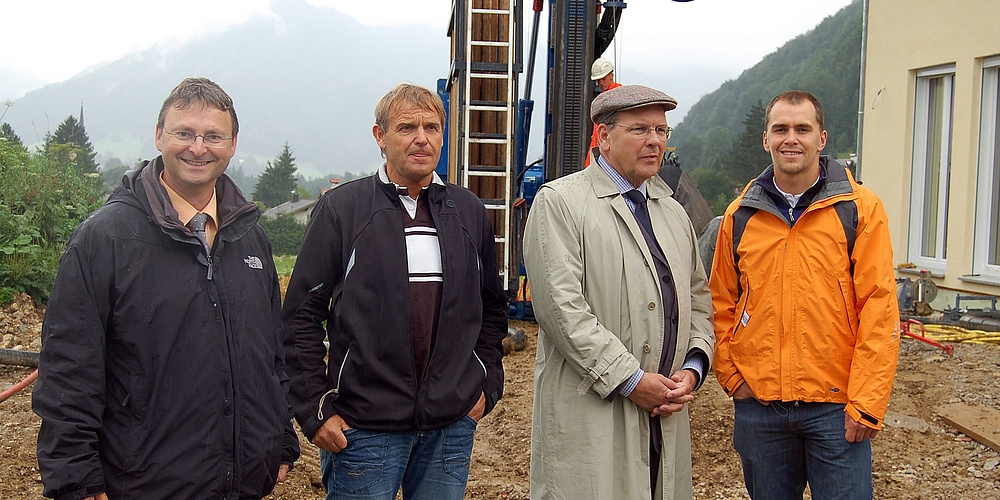 Das Bild zeigt vier Beteiligte auf der Baustelle.