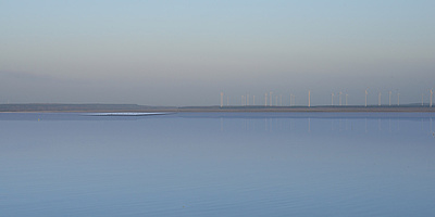 Das Bild zeigt eine Simulation der schwimmenden PV-Anlage auf dem Cottbusser Ostsee