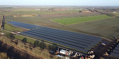 Blick auf den Solarpark Willingrade bei Groß Kummerfeld während der Bauarbeiten (Foto: GP JOULE)
