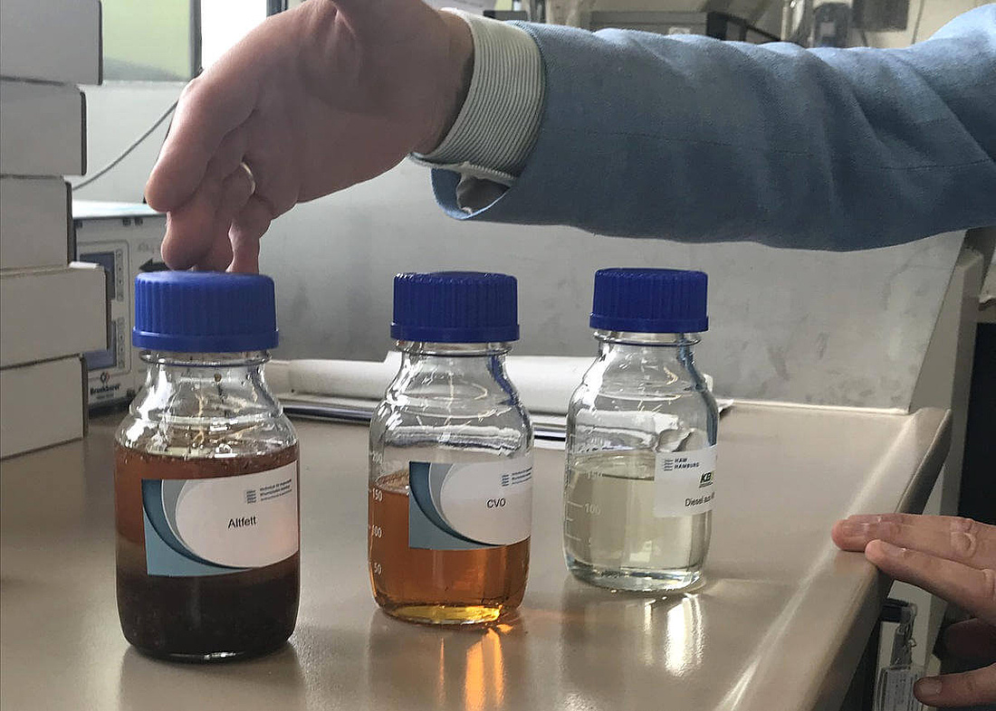 Dieses Bild zeigt drei mit dem READi-Verfahren hergestellte Kraftstoffe in kleinen Flaschen