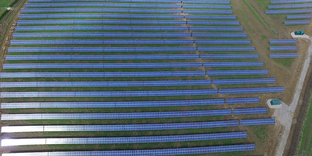 Das Bild zeigt einen Solarpark in Lewitzrand