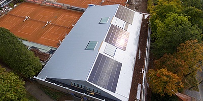 Hier sehen Sie eine Luftaufnahme der Tennishalle des TEC Waldau in Stuttgart