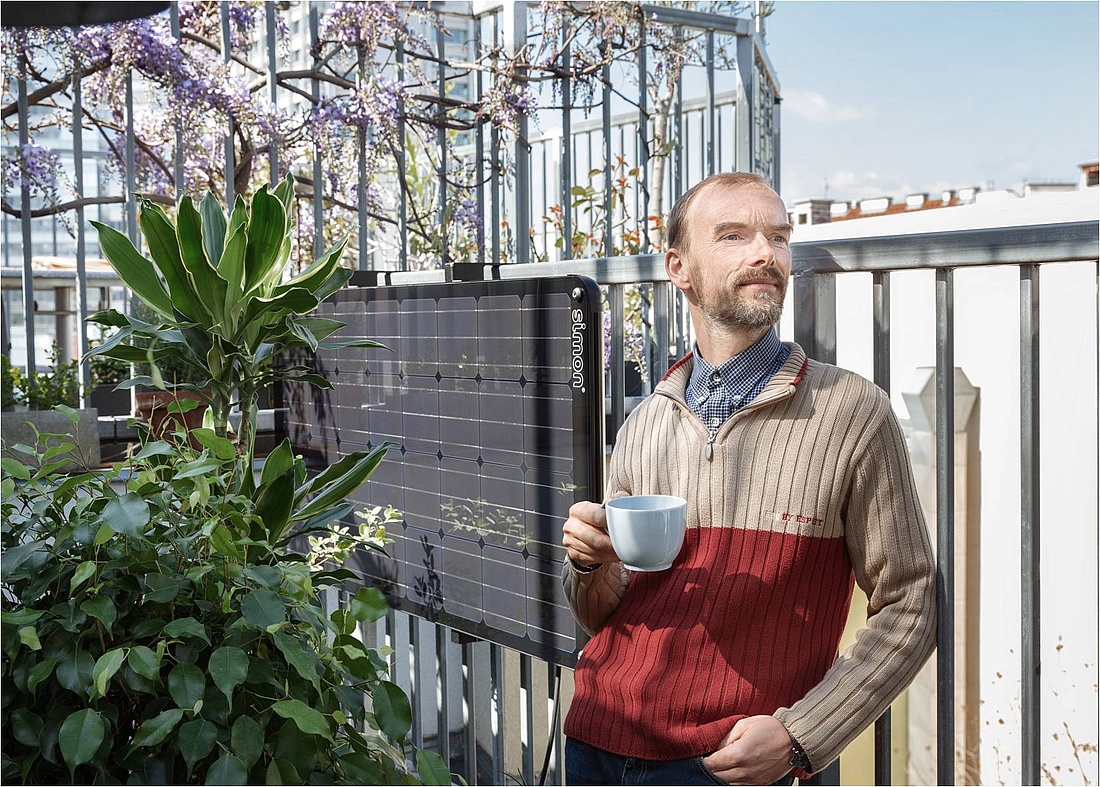 Die Mini-Solaranlage "simon" ist mit unterschiedlichen Aufständerungen erhältlich, sodass diese kleine Anlage überall im Garten befestigt oder aufgestellt werden kann. (Foto: oekostrom AG)