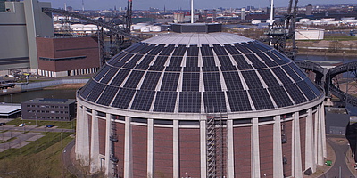 Hier sehen Sie die Solaranlage auf dem Dach des Kohlelagers in Hamburg-Moorburg
