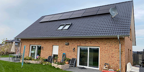 Der Einfamilienhaus-Neubau in Harsefeld wird über eine PVT-Kollektor-Anlage auf dem Dach und einer Wärmepumpe im Erdgeschoss beheizt und gekühlt. (Foto: Fraunhofer ISE)