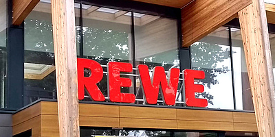 Hier sehen Sie den Eingang der neuen Rewe_Filiale in Straelen