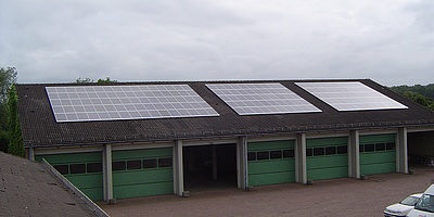 Das Bild zeigt die PV-Anlage auf dem Deichverband in Bremen.