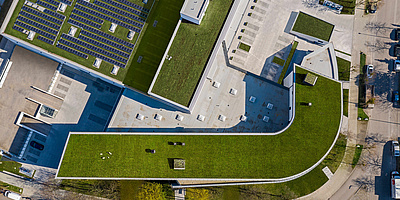 Das Bild zeigt die Dachfläche des Gewerbe- und Büroquartiers Centro Tesoro mit Solaranlage. 