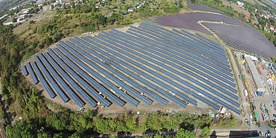 Hier sehen Sie eine Luftaufnahme des Solarparks Sangerhausen